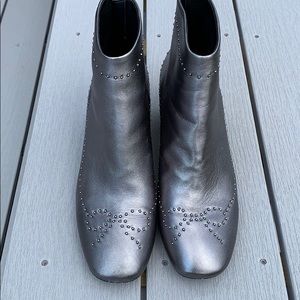 Donald Pliner Size 9 booties in a muted silver